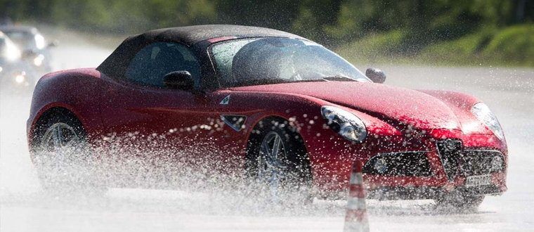 131210_Balocco_Fahrtraining_Alfa_8C_Gleitbelag